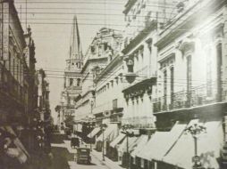 La Calle de San Francisco, aquí en Guadalajara relucían con el lujo de sus tiendas y almacenes.ELDUQUEDETLAQUEPAQUE  /