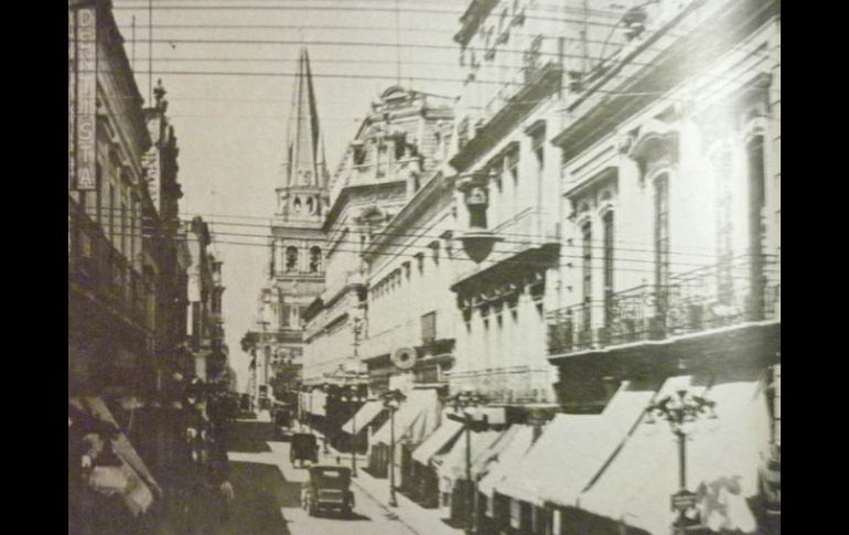 La Calle de San Francisco, aquí en Guadalajara relucían con el lujo de sus tiendas y almacenes.ELDUQUEDETLAQUEPAQUE  /