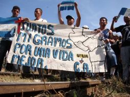 Migrantes que marchan por sus vidas, apoyados por Solalinde. NOTIMEX  /