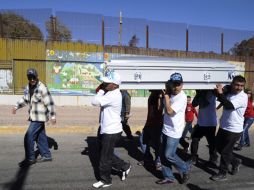 Amigos y familiares cargan el ataúd del joven de 17 años Ramsés Barrón Torres. REUTERS  /