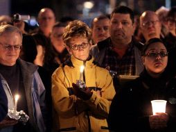 El pueblo de Arizona reunidos ante el dolor del ataque. AP  /