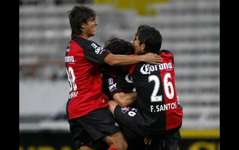 Jugadores del Atlas celebran uno de los goles anotados hoy, en el Estadio Jalisco. E. PACHECO  /