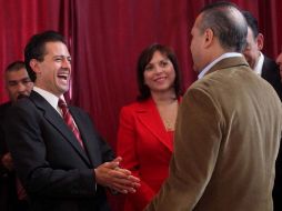 Enrique Peña Nieto bromea con Manlio Fabio Beltrones, en la elección como dirigente de Humberto Moreira. EL UNIVERSAL  /