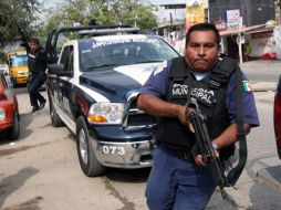 Policías de Acapulco refuerzan la seguridad del Puerto luego de una noche violenta. AFP  /