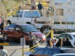 Autoridades de Arizona acordonan el lugar donde se dio el tiroteo en el que murieron seis personas, en Tucson. AFP  /