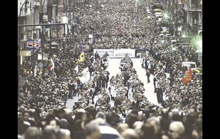 En la manifestación se pidió que se respeten los derechos de los presos de ETA. AP  /