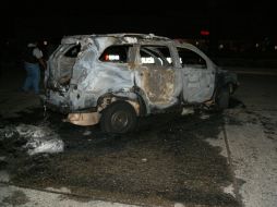 Vista de un vehículo calcinado, abandonado en el lugar donde se encontraron los cuerpos decapitados de 15 personas. EFE  /