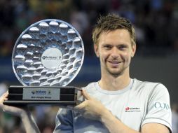 Robin Soderling posa con su primer título del año. EFE  /