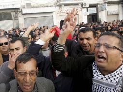 Manifestación convocada en Túnez, el sábado 8 de enero de 2011, en solidaridad con las víctimas de los incidentes de Sidi Bouzid. EFE  /