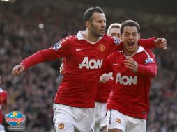 Ryan Giggs festeja con Javier Hernandez su anotación. AP  /