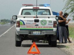 Aspecto de la atención de personal de los Ángeles Verdes a un conductor. ARCHIVO  /
