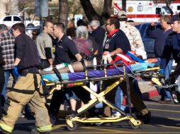 Elementos de emergencias trasladan a una de las víctimas del tiroteo en Arizona. AP  /