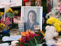 Retrato de la congresista Gabrielle Giffords, rodeado con veladoras, flores y otros objetos, a las afueras del hospital. REUTERS  /