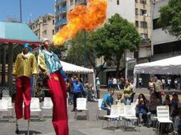 Turistas nacionales e internacionales se toman la foto o admiran sus actos a cambio de unas monedas. ESPECIAL  /