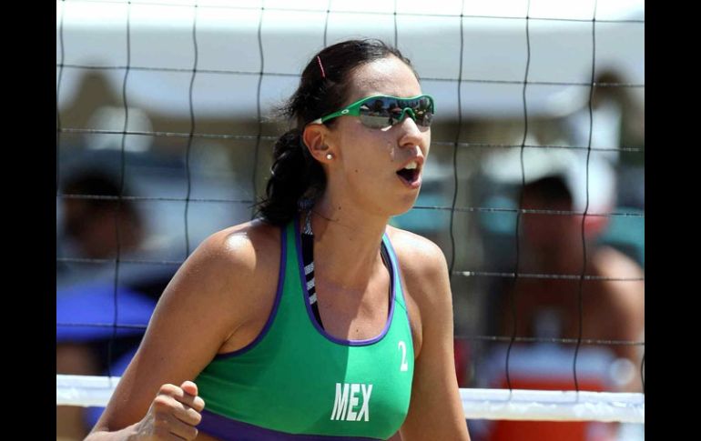Bibiana Candela se alista para enfrentar la temporada 2011 de voleibol de playa. MEXSPORT  /