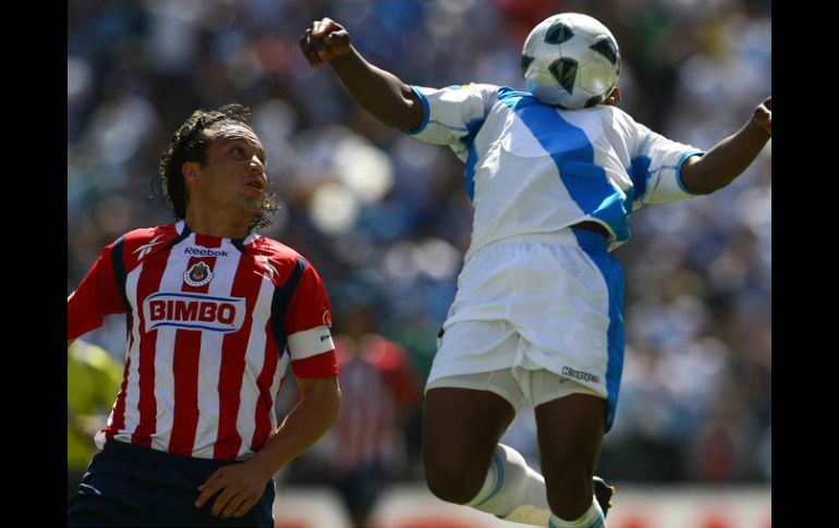 Héctor Reynoso tuvo que hacerle marca al delantero poblano Félix Borja. MEXSPORT  /