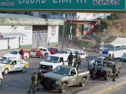 Militares acuden a la escena de un crimen registrado hoy en Acapulco. AP  /