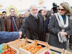 En la imagen, el candidato socialista, Manuel Alegre (centro), saluda a un vendedor durante un acto de campaña. EFE  /