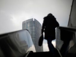 La economía china mejora. En la foto una mujer en zona residencial de Shanghai. REUTERS  /
