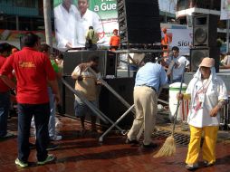 La torre que soportaba el juego de luces de un conjunto que iba a amenizar el mitin, cedió por causas desconocidas. NTX  /