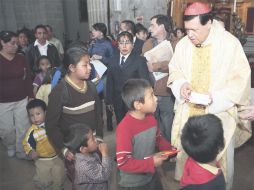Rivera Carrera repartió 400 biblias para los infantes presentes. EL UNIVERSAL  /