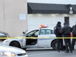 Policías acordonan el área donde fue el tiroteo, fuera del Club selec, en Baltimore. AP  /