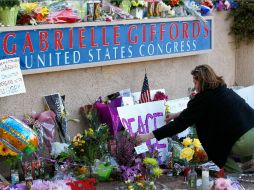 Algunos ciudadanos instalaron ofrendas florales donde se reúnen para dejar mensajes de apoyo a Giffords. AFP  /