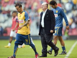 Manuel Lapuente retirándose del partido ante el Pachuca donde fueron derrotados. AFP  /