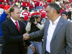 El estratega del Toluca Sergio Lugo se da la mano con el técnco del Pumas, Guillermo Vázquez (izq). MEXSPORT  /