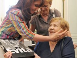 Fotografía de febrero de 2008 cuando la presidenta argentina Cristina fernández visitó a María Elena Walsh. EFE  /