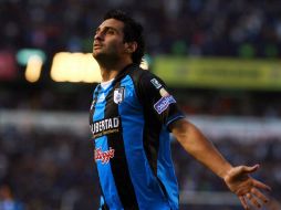 Carlos Bueno celebrando sus anotaciones de la primera fecha del torneo Clausura 2011. MEXSPORT  /