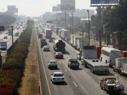 Vista de camiones sobre la carretera a Chapala, en protesta por el alza a la gasolina. ARCHIVO  /
