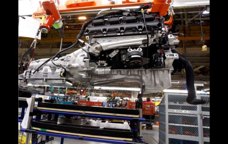 Motor Chrysler en la línea de montaje. REUTERS  /