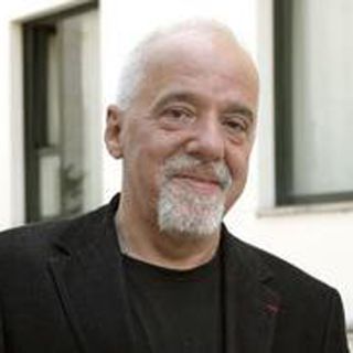Prohíben libros de Paulo Coelho en Irán