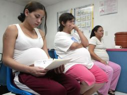 La SSJ exhorta a las mujeres embarazadas para que acudan a aplicarse la vacuna.  ARCHIVO.  /