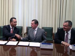 José Francisco Blake, Zeferino Torreblanca y Genaro García Luna en la reunión de este lunes. EL UNIVERSAL  /