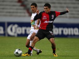 Jaime Lozano (izq.) disputa un balón con Arturo Paganoni, en la victoria del Atlas por 5-0. MEXSPORT  /