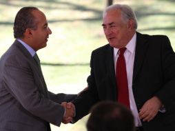 Felipe Calderón y Dominique Strauss-Kahn, director gerente del FMI, durante el anuncio de la solicitud en diciembre. ARCHIVO  /