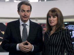 José Luis Rodriguez Zapatero, acompañado por la directora de informativos de Antena 3, Gloria Lomana. EFE  /