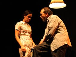 La puesta en escena de La Nada Teatro cuenta con las actuaciones de Mariel Rodríguez y Carlos Hugo Hoeflich.A.HINOJOSA  /