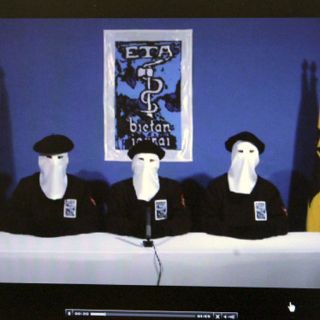 Zapatero pide hechos tras el anuncio etarra