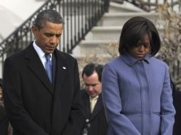 El presidente estadounidense Barack Obama guarda un minuto de silencio por las víctimas de Tucson. AP  /