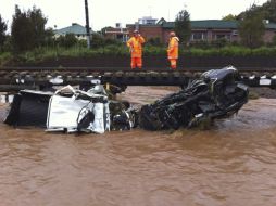 Personal de los servicios de emergencia analiza los daños a las vías en Toowoomba, Brisbane. REUTERS  /