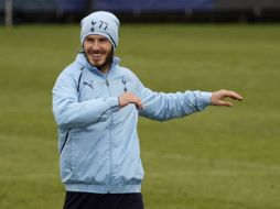 David Beckham se mostró muy contento en su primera sesión de entrenamientos con el Tottenham. REUTERS  /