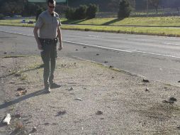 El sitio de internet pressdemocrat.com difundió una imagen donde se observa a un agente de policía en el sitio del hallazgo. ESPECIAL  /