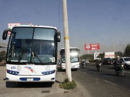 Camiones permanecen apostados en Solidaridad, a la altura de Las Pintitas. M. FREYRÍA  /