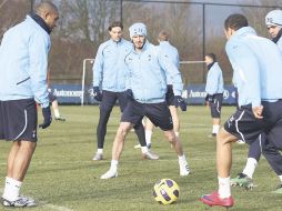 Beckham (centro) participó en todos los trabajos ordenados por el técnico Harry Redknapp. AP  /