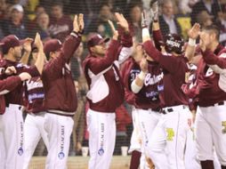 Los jugadores del equipo de los Tomateros de Culiacán festejando su triunfo. ESPECIAL  /