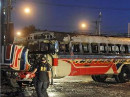 Imagen del camión incendiado en Guatemala el 03 de enero de 2011. AP  /