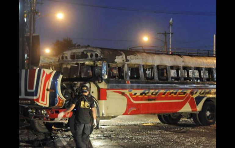 Imagen del camión incendiado en Guatemala el 03 de enero de 2011. AP  /